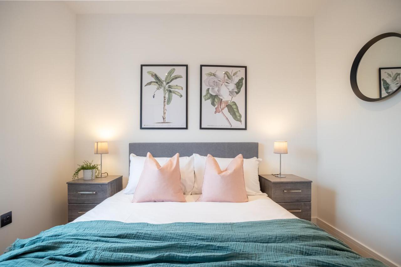 Luxe & Stylish 1 & 2 Bed Flats Near Heathrow, Legoland, & Windsor Slough Exterior photo
